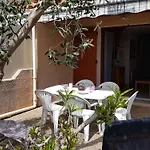 Pavillon 2 Pieces Avec Mezzanine, Animaux Et Parking, Proche - Fr-1-409-95 * Narbonne Plage